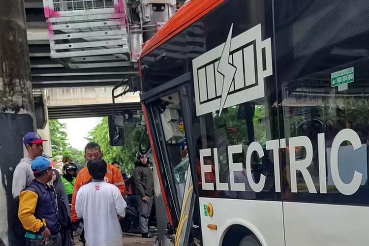 Kondisi bus listrik Transjakarta yang menabrak tiang listrik di Jalan Raya Pasar Minggu, Jakarta Selatan pada Senin (12/1/2026) sore.