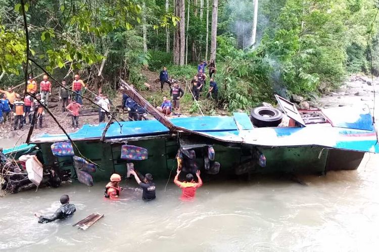Evakuasi bus Sriwijaya yang jatuh ke jurang ketika melintas di di Liku Lematang, Desa Prahu Dipo, Kecamatan Dempo Tengah , kota Pagaralam, Sumatera Selatan, Rabu (25/12/2019).