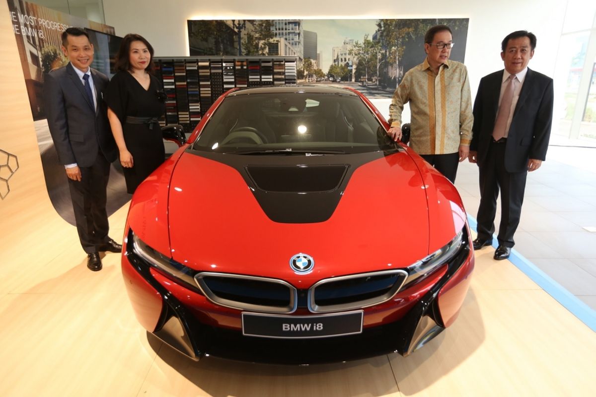 CEO PT Astra International Fredy Handjadja (kiri),  Presiden Direktur BMW Group Indonesia Karen Lim (dua kiri), Presiden Direktur PT Astra Internasional Prijono Sugiarto (dua kanan) dan Direktur PT Astra Internasional Djony Bunarto Tjondro berpose di dekat BMW i8 saat peresmian diler BMW Serpong di kawasan Bumi Serpong Damai (BSD), Tangerang, Selasa (25/4/2017). Diler BMW Serpong ini merupakan diler resmi pertama di Indonesia yang memiliki akses dan fasilitas dalam menangani kendaraan-kendaraan BMW seri i.