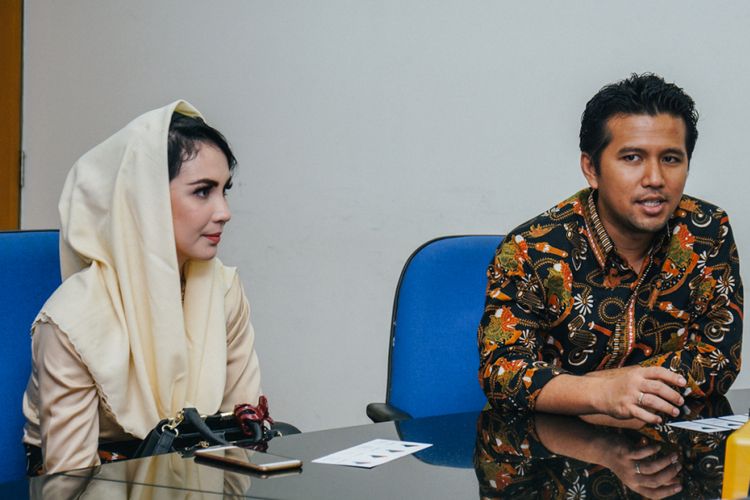 Bupati Trenggalek, Emir Elestianto Dardak (kanan), dan istrinya, artis peran Arumi Bachsin, berkunjung ke kantor Redaksi Kompas.com, Jakarta, pada Rabu (24/5/2017) siang.