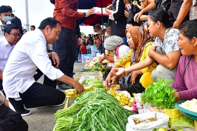 Presiden Joko Widodo saat membeli pisang  di Pasar Muara Bungo, Kabupaten Bungo, Provinsi Jambi pada Kamis (4/4/2024).