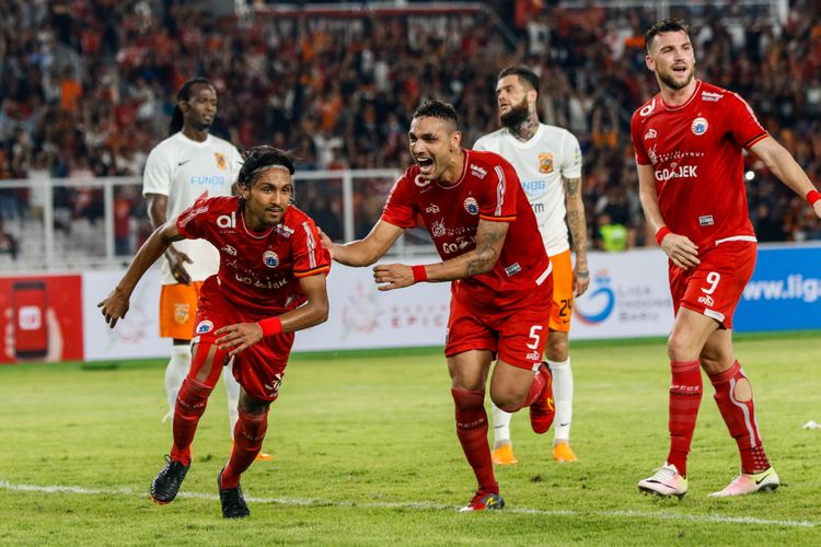 Pemain Persija Jakarta merayakan gol Rohit Chand saat Liga 1 2018 di Stadion Utama Gelora Bung Karno, Jakarta, Sabtu (14/4/2018). Persija menang dengan skor 2-0.