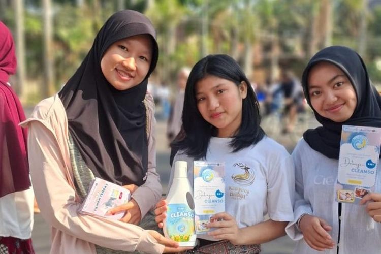 Tim Mahasiswa UB Manfaatkan Kulit Pisang Jadi Deterjen Cair Ramah Lingkungan