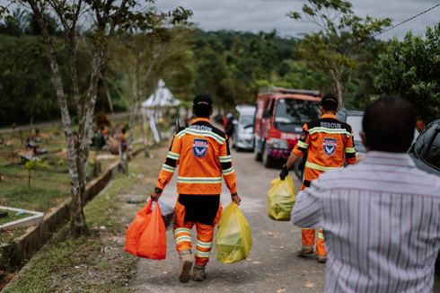 Beri Apresiasi, Relawan Banda Indonesia Bagikan Makanan untuk Penggali Kubur Covid 19