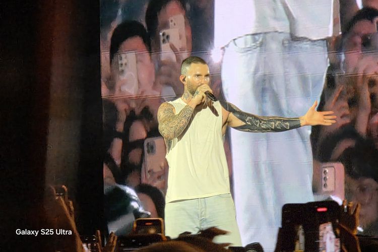 Momen Adam Levine, vokalis Maroon 5 menyambut penonton usai menyanyikan beberapa lagu. Foto diambil menggunakan zoom telefoto 3x dengan jarak 10 meter dari panggung