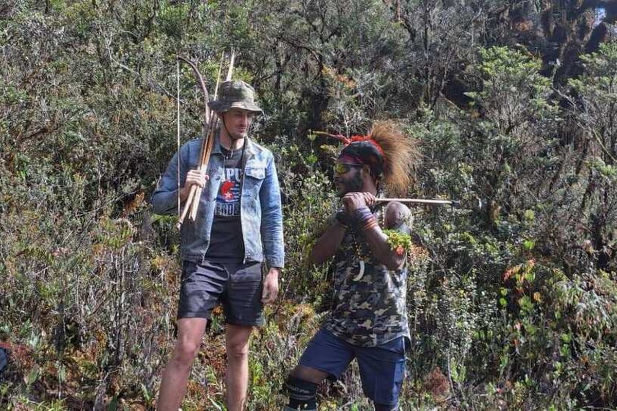 Tampak foto-foto Pilot Susi Air Kapten Philip Mark Merthens ada bersama Egianus Kogoya hang merupakan pimpinan tertinggi KKB di wilayah Nduga, Papua Pegunungan
