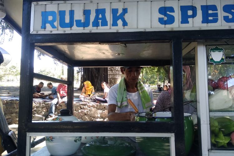 Aktifitas Sahyun calon jamaah haji, saat berjualan rujak di taman Selong, Lombok Timur