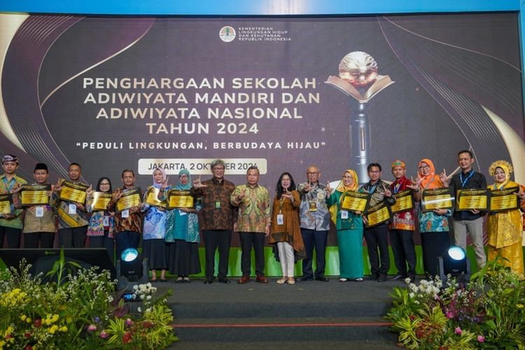 Sebanyak 720 sekolah dari 31 provinsi di seluruh Indonesia menyabet penghargaan Adiwiyata Tahun 2024 dari Kementerian Lingkungan Hidup dan Kehutanan (LHK). Pemberian penghargaan dilaksanakan di Auditorium Dr. Ir. Soejarwo, Gedung Manggala Wanabakti, Jakarta, Rabu (2/10/2024).