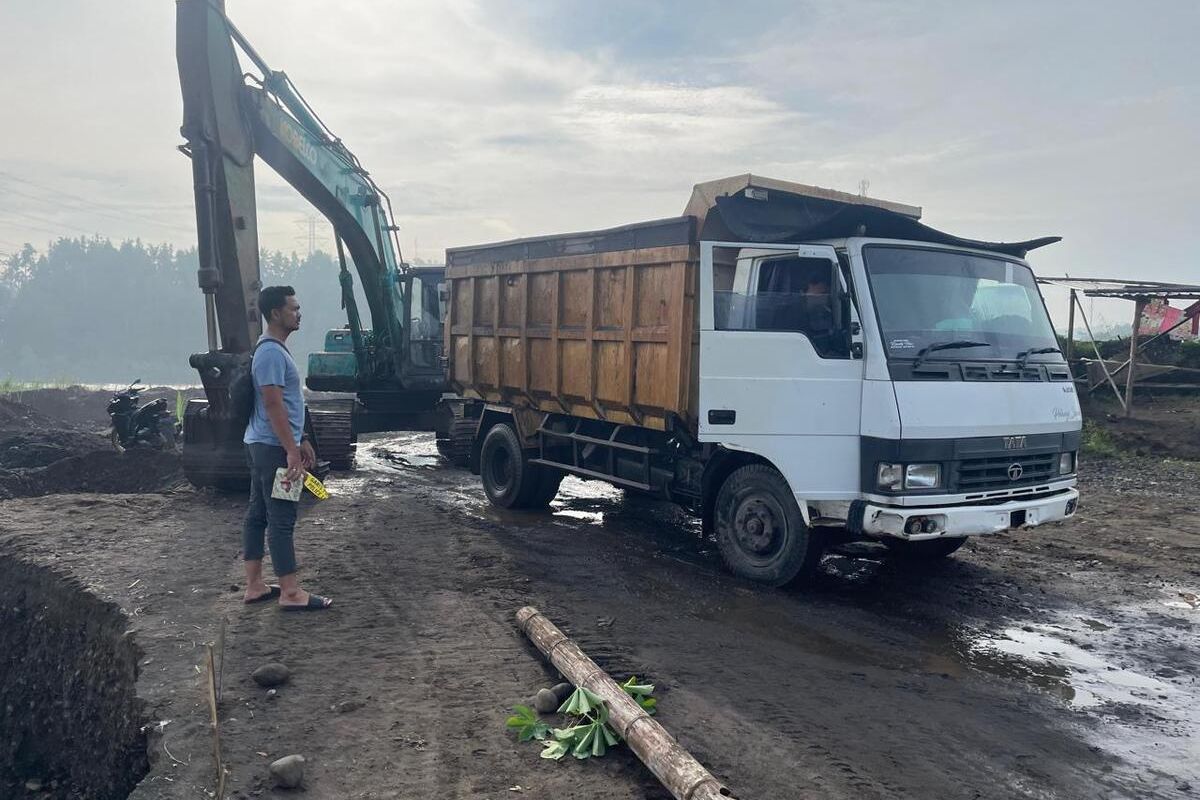 Truk dump, ekskavator dan mesin sedot pasir disita dari praktik penambangan liar pasir di sungai Progo di wilayah kalurahan Ngentakrejo, kapanewon Lendah, kabupaten Kulon Progo, Daerah Istimewa Yogyakarta, Sabtu (17/5/2025).