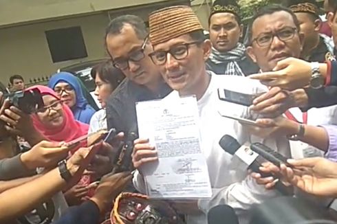 Sandiaga Penuhi Panggilan Polisi Sambil Bawa Keranjang Isi Kue Cubit