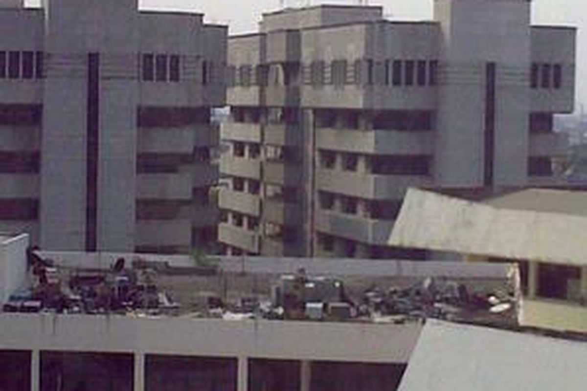 Dari Gedung Sapta Pesona, Departemen Kebudayaan dan Pariwisata, yang bangunannya lebih tinggi dan terletak persis di sebelah gedung tersembunyi itu, tumpukan sampah terlihat jelas.