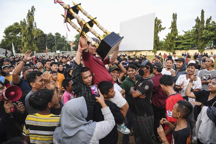 Manajer dari klub Diamond FC mengangkat trofi turnamen FKRW Pegadungan Cup 2022/2023 di Kalideres, Jakarta Barat.