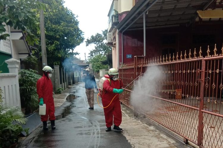 Petugas Sudin Gulkarmat Jakarta Timur menyemprot cairan disinfektan guna mencegah penyebaran Covid-19, Rabu (9/12/2020).
