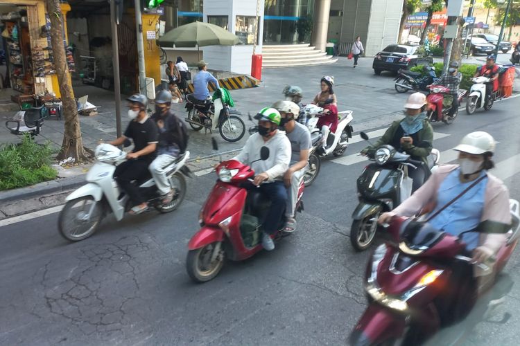Helm cetok jadi tren di Vietnam