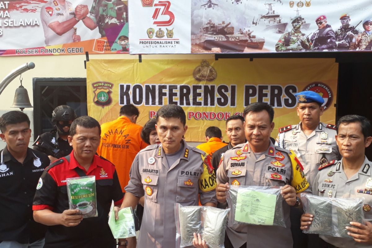 Satuan Polsek Pondok Gede tangkap 3 pengedar ganja dan pil ekstasi di Jatimurni, Kota Bekasi dan Makasar, Jakarta Timur, Kamis (4/10/2018).