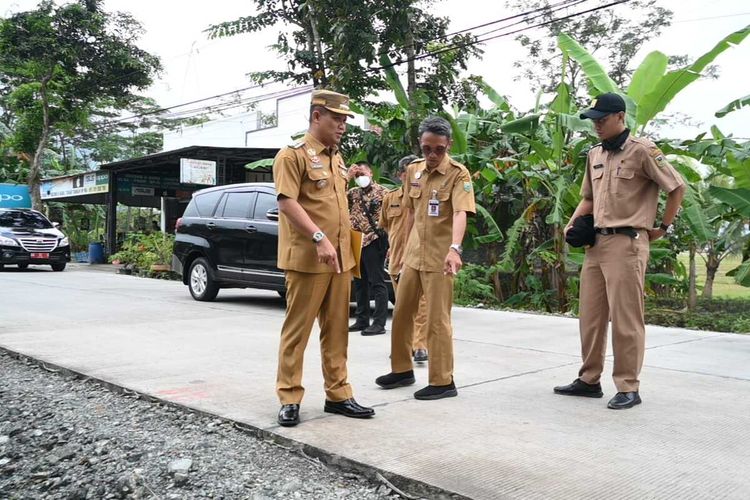 Bupati Kebumen Arif Sugiyanto mengecek perbaikan jalan di Kebumen, Jawa Tengah.