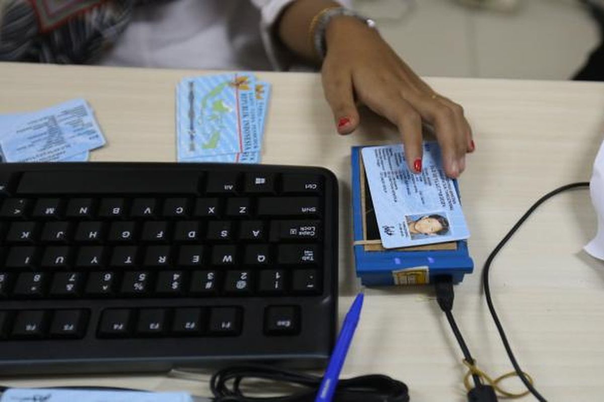 Salah seorang petugas sedang mengecek e-KTP warga di kantor Dinas Kependudukan dan Pencatatan Sipil di Tigaraksa Tangerang, Senin (31/8/2016). 