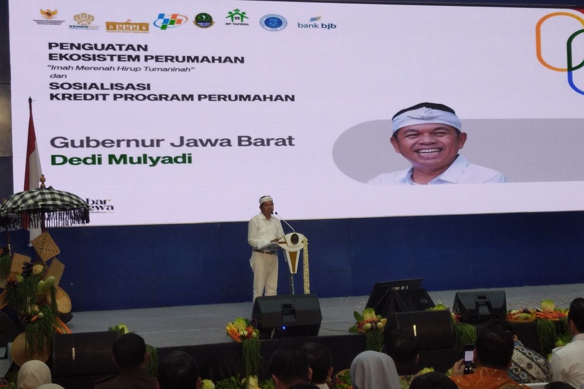 Gubernur Jabar, Dedi Mulyadi saat berpidato pada acara Peluncuran Program Penguatan Ekosistem Perumahan Imah Merenah, Hirup Tumaninah di Gedung Sabuga ITB, Jalan Tamansari, Kota Bandung, Kamis (18/9/2025).