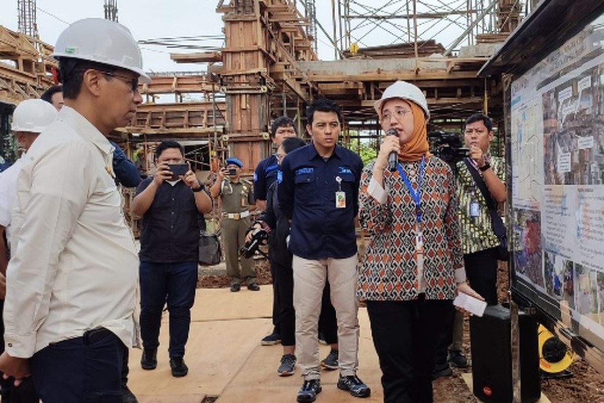 Penjabat Gubernur DKI Jakarta Heru Budi Hartono saat meninjau pembangunan pompa air di Kemang Raya, Mampang Prapatan, Jakarta Selatan pada Kamis (11/1/2024).