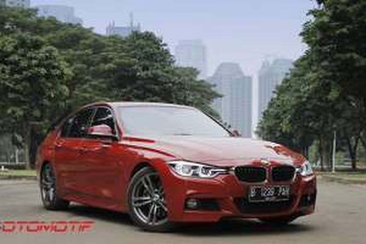 BMW 330i M tampak depan