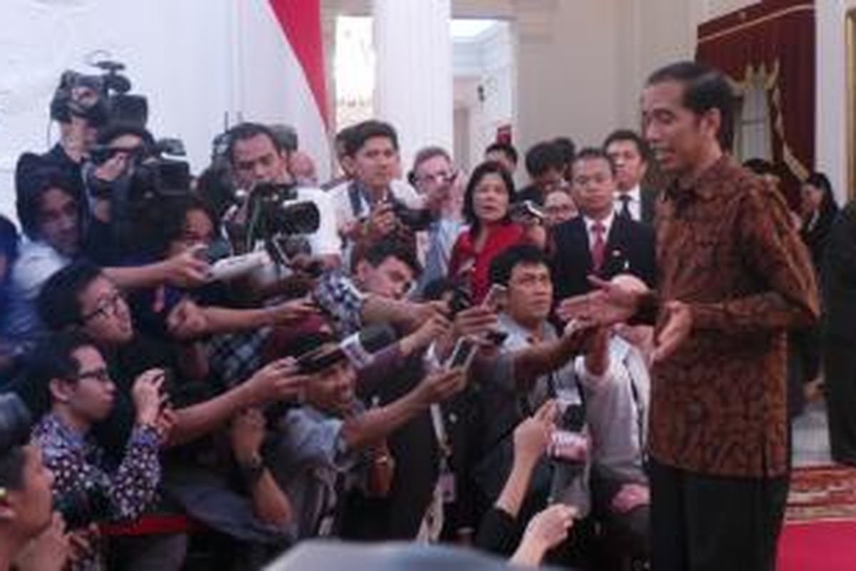 Presiden Joko Widodo melayani wawancara dengan wartawan di Istana Merdeka, Senin (20/10/2014). Hari ini merupakan hari pertama Jokowi sebagai presiden setelah ia dilantik pagi hari tadi.
