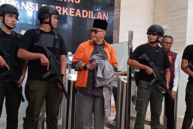 Pimpinan Pondok Pesantren (Ponpes) Al Zaytun yang menjadi tersangka kasus penistaan agama, Panji Gumilang dikawal sejumlah personel dengan senjata api laras panjang di Lobi Gedung Bareskrim, Mabes Polri, Jakarta, Senin (30/10/2023) 