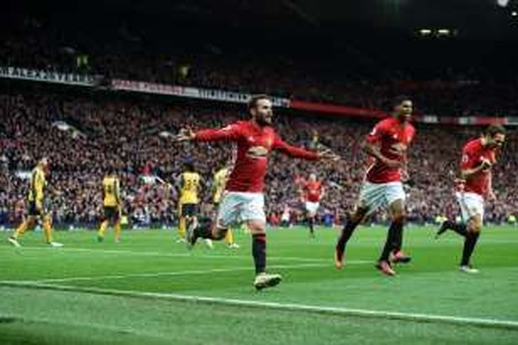 Gelandang Manchester United, Juan Mata (kiri), merayakan gol ke gawang Arsenal dalam laga Premier League di Stadion Old Trafford, Sabtu (19/11/2016).