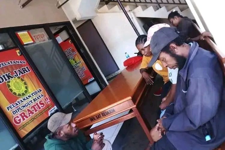 5 orang anggota Kunume Numbay, saat diamankan, saat menggelar aksi mimbar bebas dalam rangka memperingati new york agreement di Dok V, Kota Jayapura, Papua, Senin (15/8/2022).