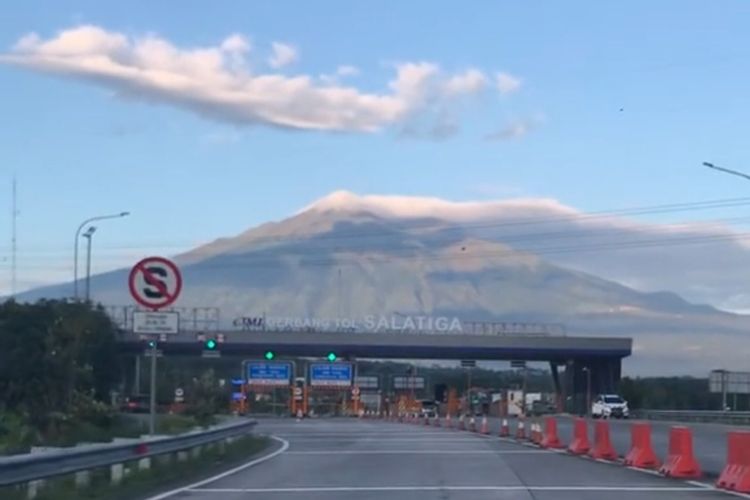 Gerbang Exit Tol Salatiga menjadi salah satu yang terindah karena berlatar Gunung Merbabu