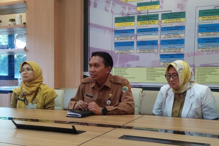 Direktur Utama RSUD Ibnu Sina Gresik dokter Soni (tengah), saat memberikan penjelasan kepada awak media di RSUD Ibnu Sina Gresik, Jawa Timur, Selasa (19/12/2023).