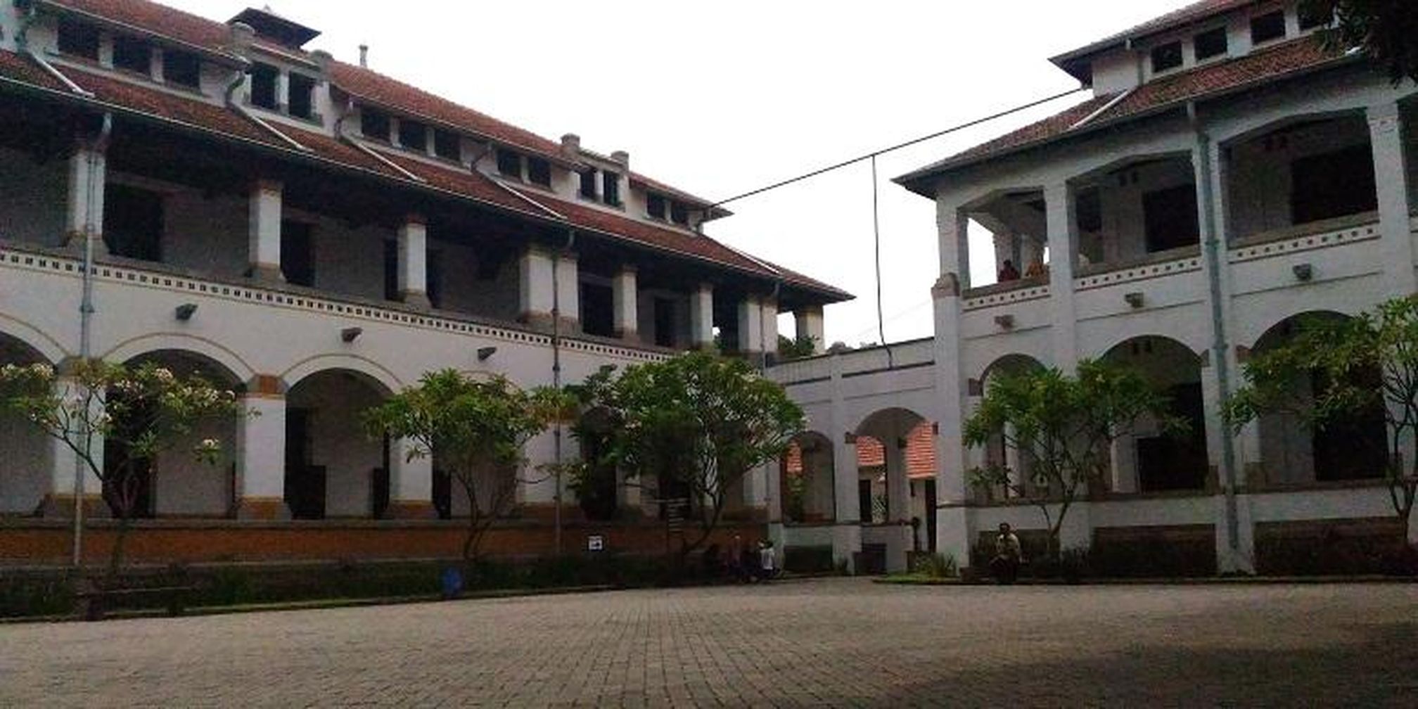 Arsitektur Semarang Kombinasi Desain Tropis dan Eropa Yaitu Gerbang Seribu