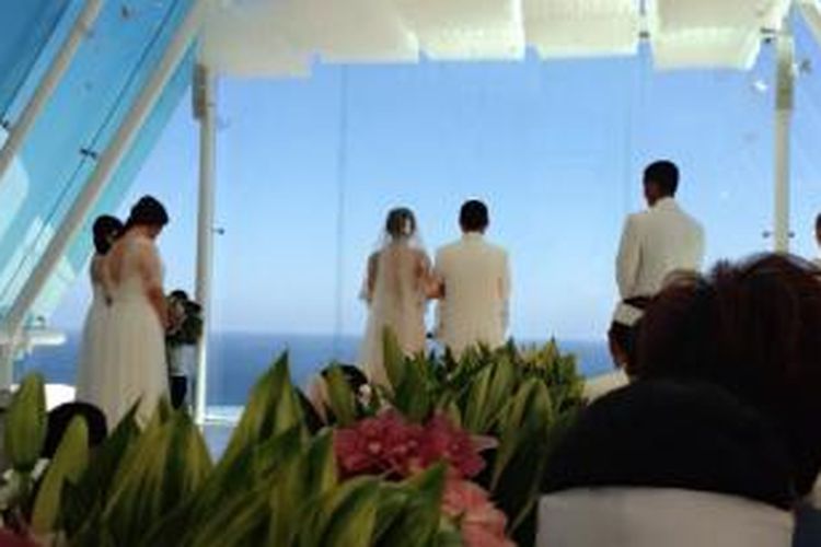 Gading dan Giselle menghadap ke lautan luas saat proses pembertakan pernikahan mereka di Uluwatu, Bali, Sabtu (14/9/2013). Foto diunggah penyanyi Ussy Sulistyawati di akun media sosialnya.