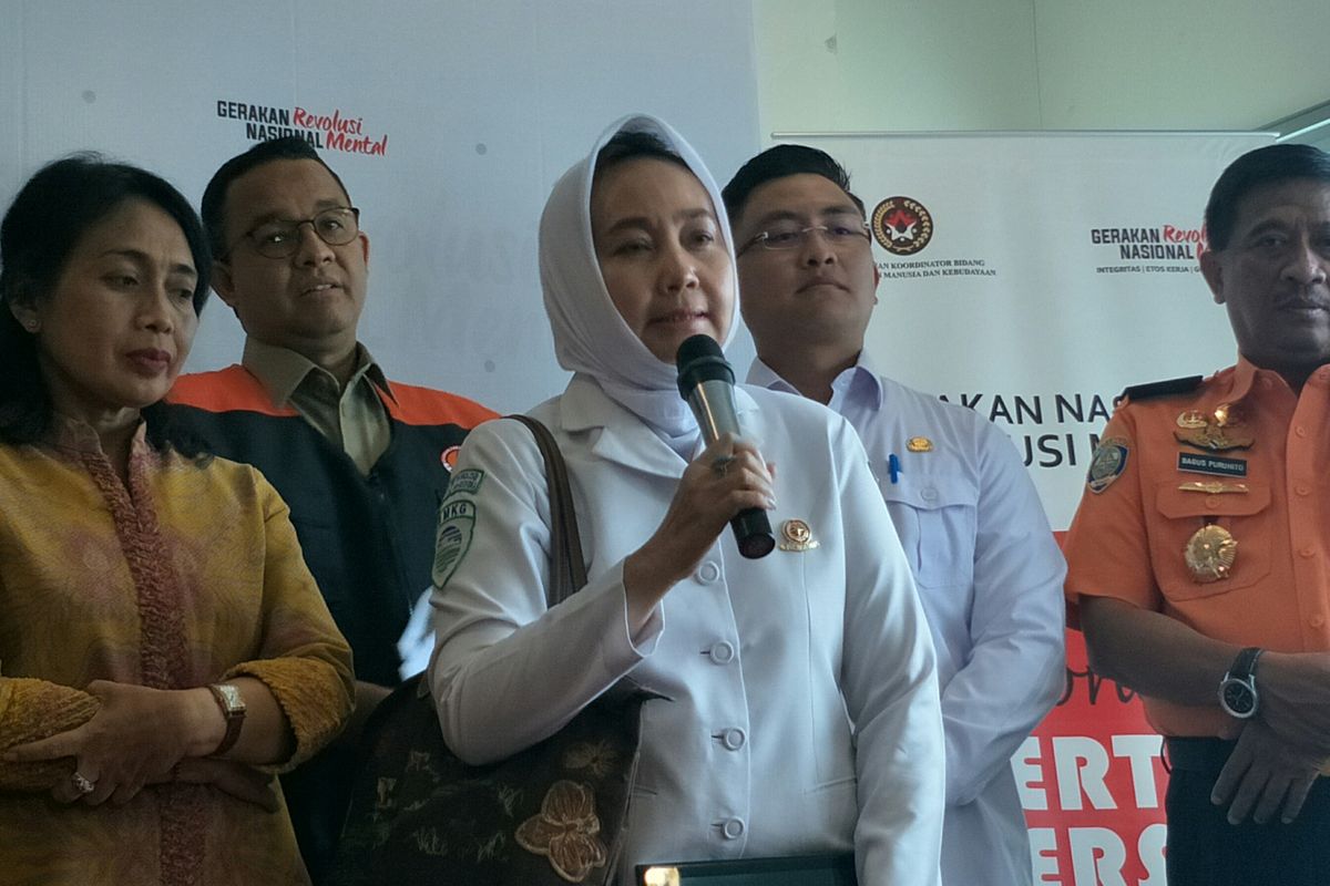 Kepala BMKG Dwikorita Karnawati (berjilbab) dalam konferensi pers di Kantor Kementerian Koordinator Bidang Pembangunan Manusia dan Kebudayaan, Jalan Medan Merdeka Barat, Selasa (7/1/2020).