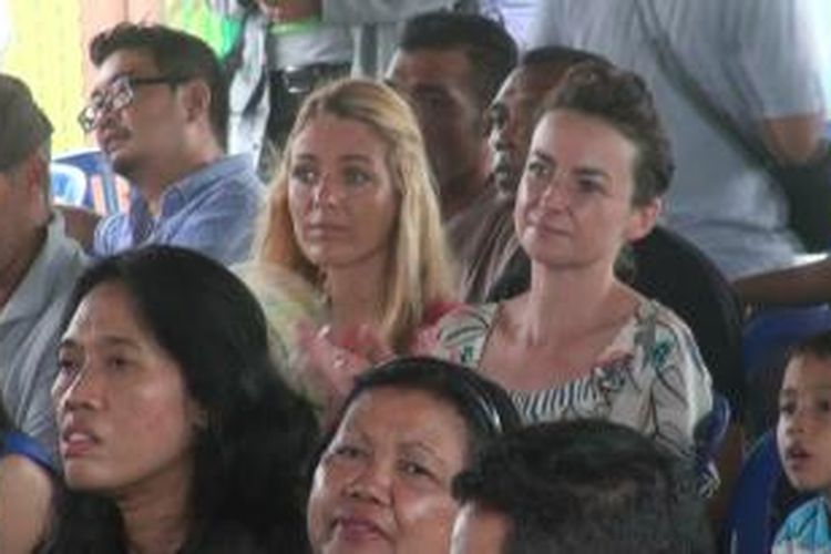 Rachel Lisa Dougall (kanan) dalam sebuah acara di Lapas Kerobokan Denpasar beberapa waktu lalu. Warga negara Inggris yang baru bebas dari hukuman karena kepemilikan narkoba itu mengaku diperlukan tidak manusia saat menghuni lapas tersebut.