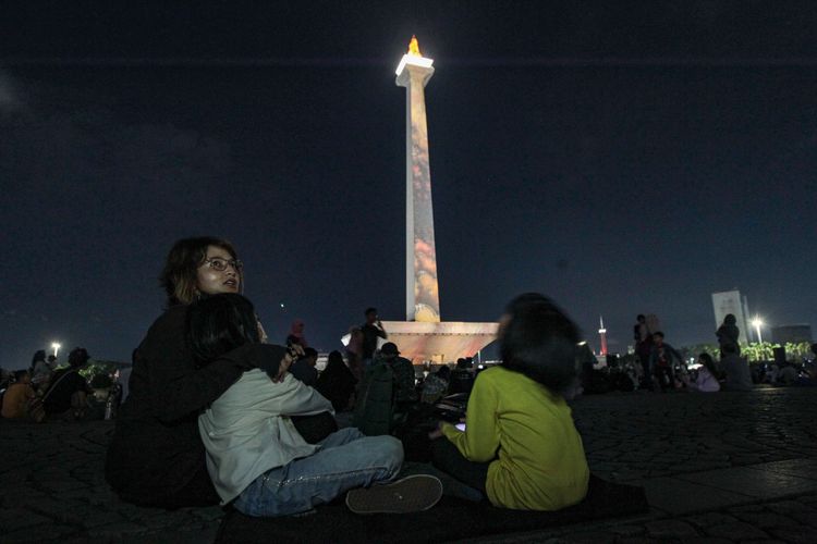 Pertunjukan video mapping di Monumen Nasional, Jakarta, Selasa (25/4/2023) malam. Selain atraksi video mapping, pengunjung juga bisa menyaksikan pertunjukan air mancur menari untuk mengisi libur Learan 2023.