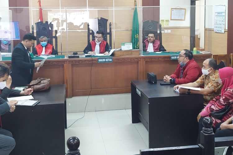 Suasana sidang kasus ingkar janji (wanprestasi) yang menjerat Ustaz Yusuf Mansur berlangsung di Pengadilan Negeri (PN) Tangerang, Kota Tangerang, Kamis (13/1/2022).
