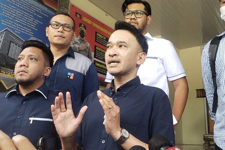 Presenter Ruben Onsu melaporkan sejumlah haters terkait dugaan pencemaran nama baik di Polda Metro Jaya, Jakarta Selatan, Senin (13/2/2023). 