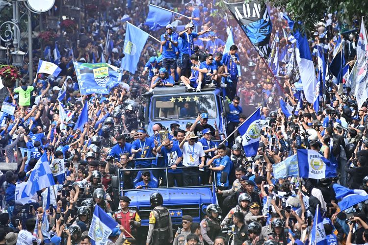 BERITA FOTO: Pawai Persib Juara Liga 1 2024-2025, Bandung Lautan Biru 