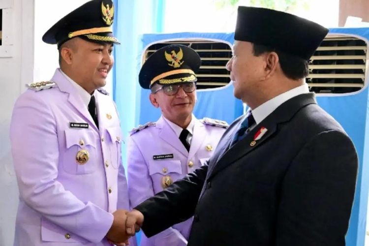 Bupati dan Wakil Pasuruan, Rusdi Sutejo - Shobih Asrori sedang berjabat tangan dengan Presiden Prabowo Subianto pada sesi ucapan selamat pada prosesi pelantikan kepala daerah serentak di Istana Negara, Kamis (20/02/2025) 