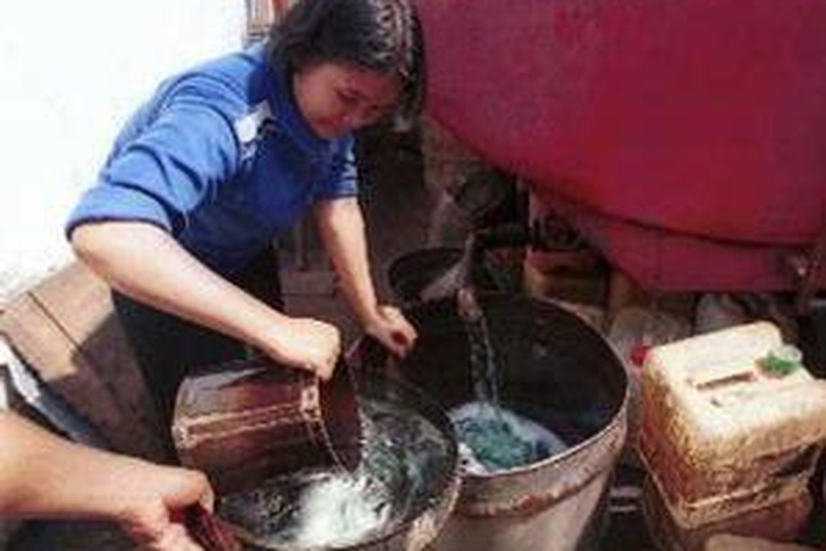 Untuk menghindari pengoplosan, Pertamina memberi warna hijau pada minyak tanah yang beredar di Jakarta. 