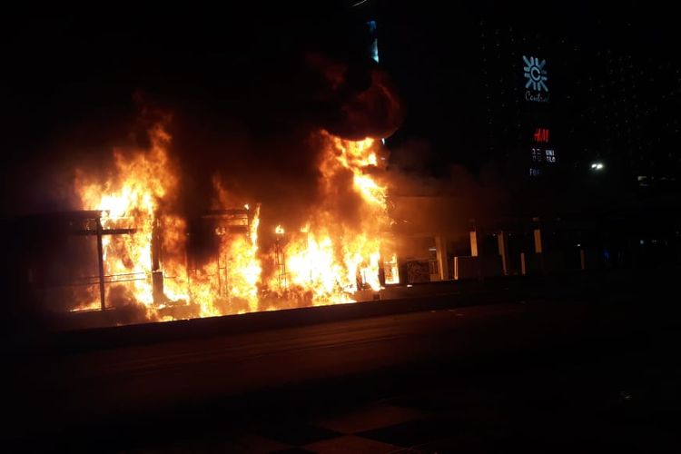 Shelter Transjakarta Tosari ICBC di Jalan M.H Thamrin, tepatnya di depan  Gedung UOB, Menteng, Jakarta  Pusat, Kamis  (8/10/2020) malam, dibakar massa.