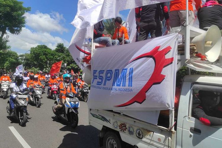 Massa Aksi buruh mulai memadati jalanan utama Kota Surabaya, Jumat (1/5/2023) siang.