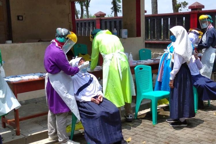 Siswa SMPN 3 Mrebet Purbalingga, Jawa Tengah menjalani tes rapid antigen, Selasa (21/9/2021).