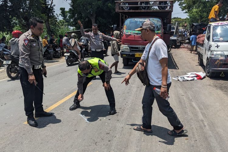 Polisi melakukan olah TKP kecelakaan yang menewaskan dua orang di jalur Pantura Probolinggo. 