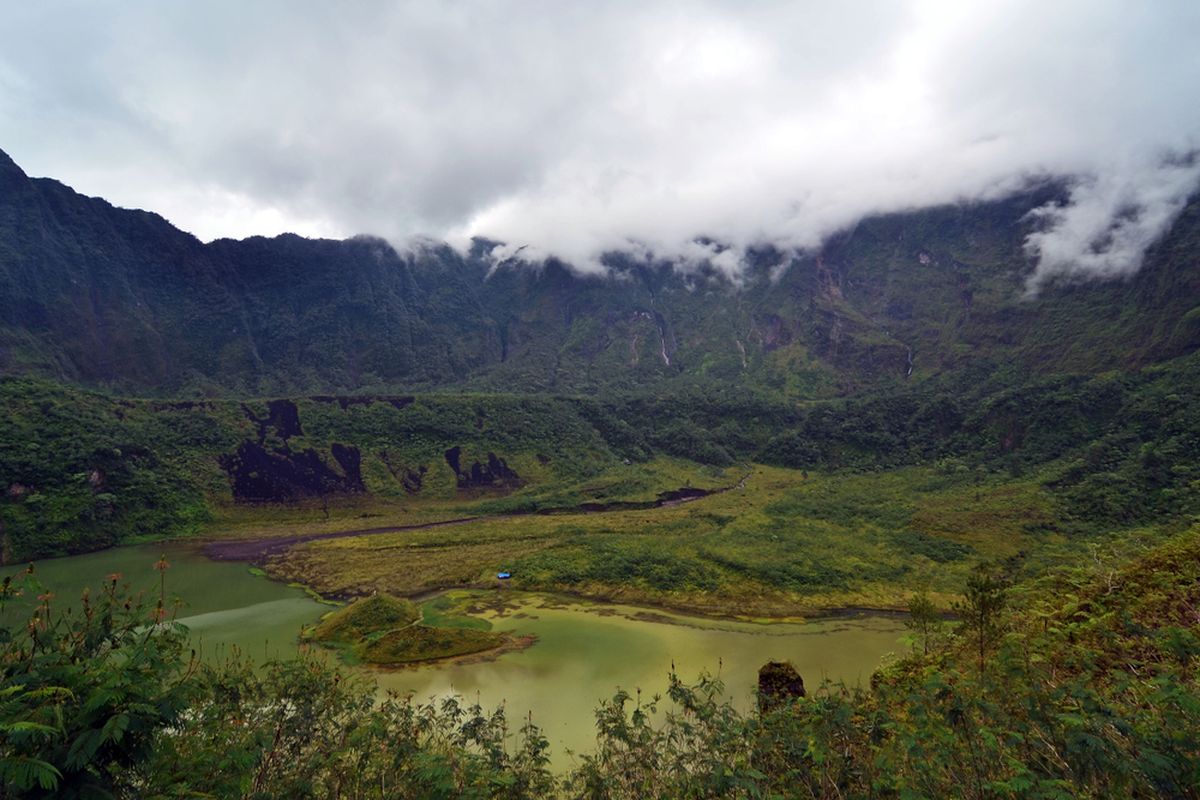 Kawah Galunggung, Tasikmalaya, Jawa Barat.