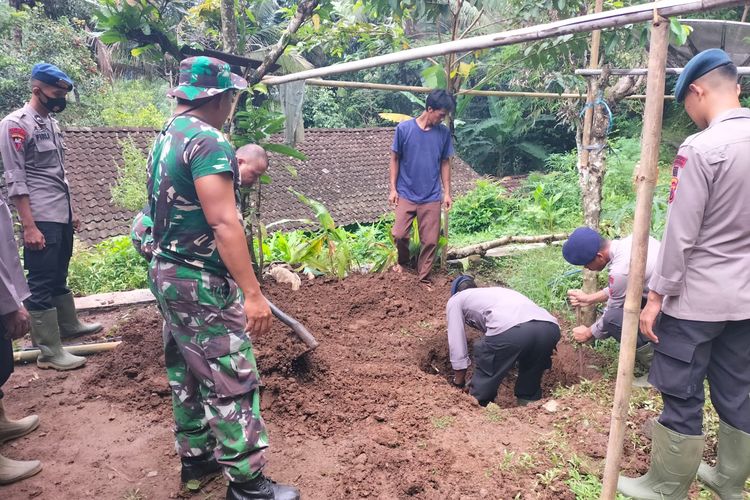 TNI melakukan karya bakti Jambanisasi di desa Wadas pasca konflik
