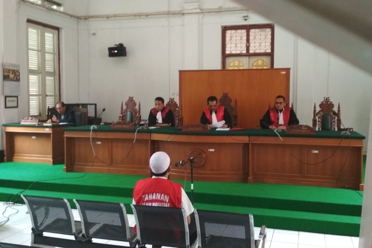 Mantan CEO Abu Tours Muhammad Hamzah Mamba saat menghadiri sidang korporasi Abu Tours di Pengadilan Negeri Makassar, Rabu (27/3/2019).