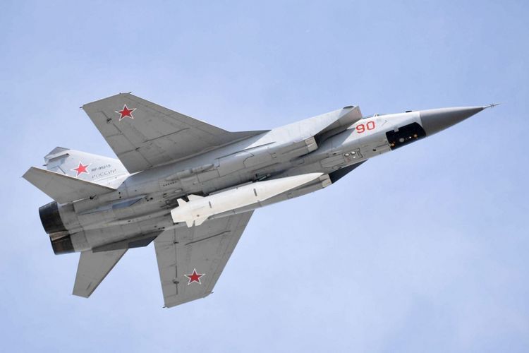 Jet tempur Mikoyan MiG-31 membawa rudal penjelajah Kinzhal yang diklaim merupakan senjata hipersonik Rusia.