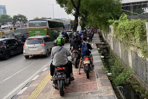 Kebiasaan Buruk Motor Naik Trotoar, Orang Tak Punya Etika