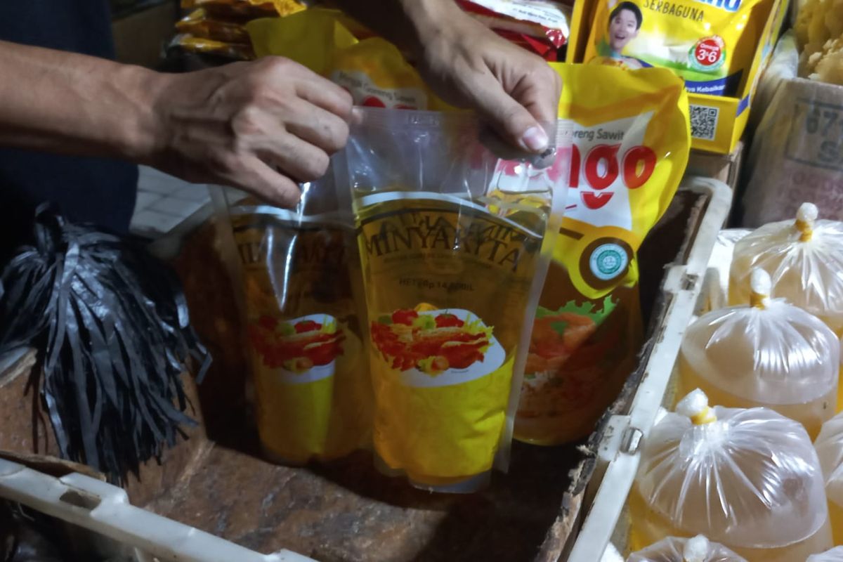 Minyak goreng kemasan subsidi pemerintah, Minyakita mulai langka di Pasar Anyar, Kota Tangerang. Pedagang yang menjual Minyakita pun terbatas dengan harga eceran yang sudah naik dari Rp 14.000 menjadi Rp 17.000 per liter, Selasa (31/1/2023).